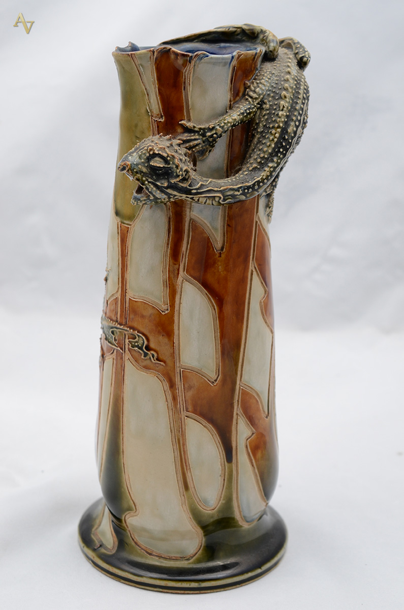Antigo vaso de faiança vitrificada decorada com dragão, marcas na... - foto 1 de 2