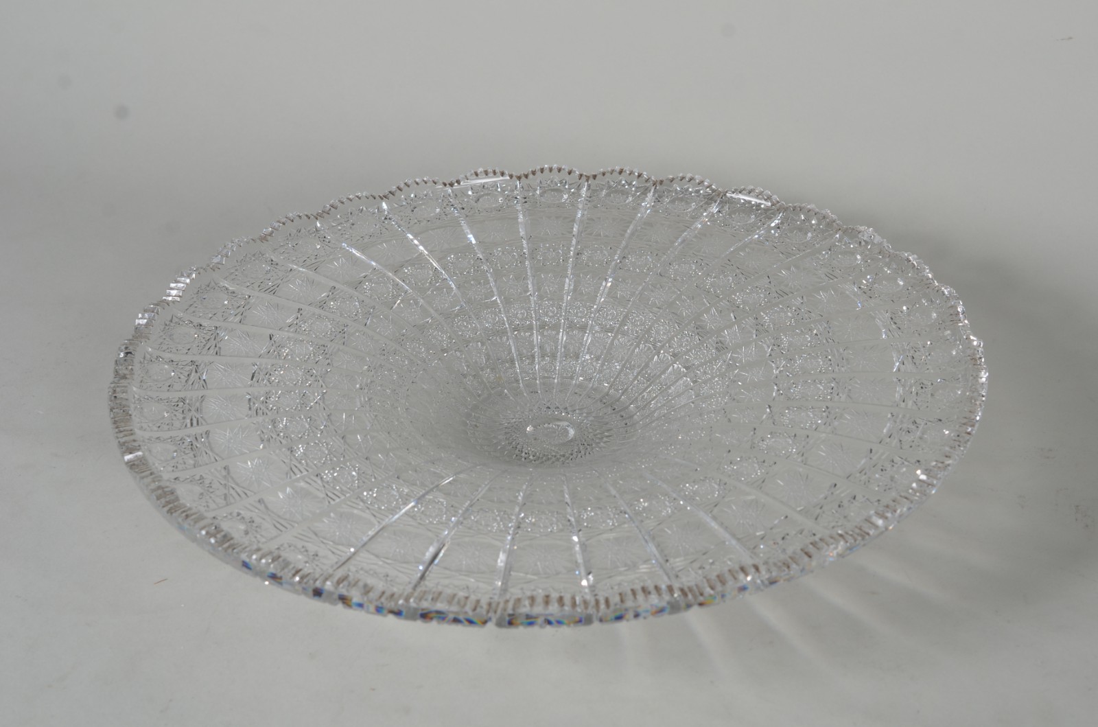 Centro de mesa de cristal tcheco lapidado à mão, borda serrilhada. - foto 1 de 10