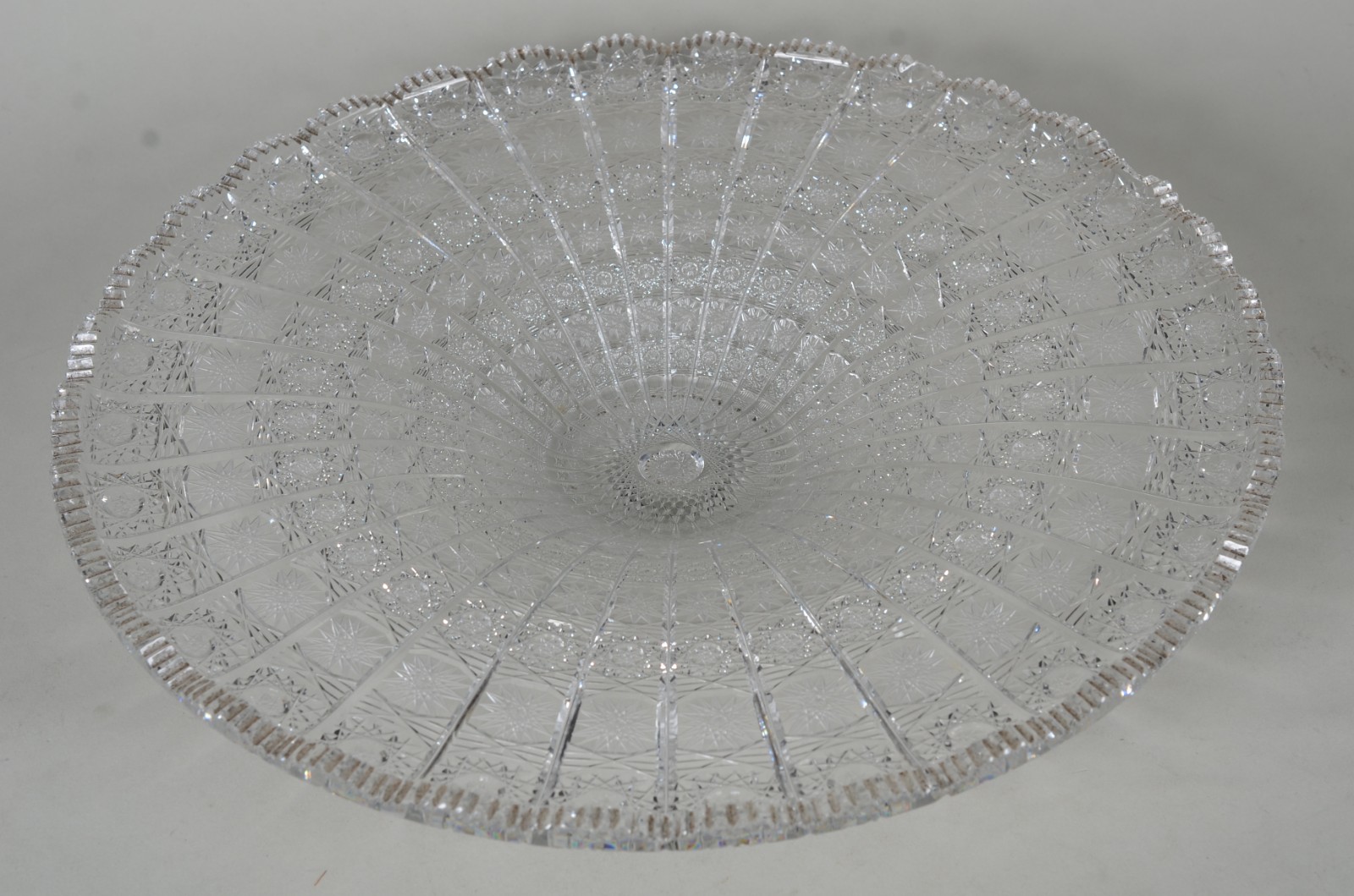Centro de mesa de cristal tcheco lapidado à mão, borda serrilhada. - foto 2 de 10
