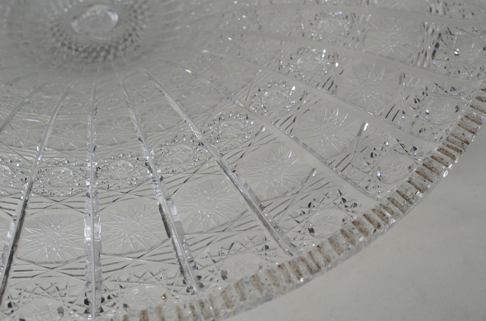 Centro de mesa de cristal tcheco lapidado à mão, borda serrilhada. - foto 4 de 10