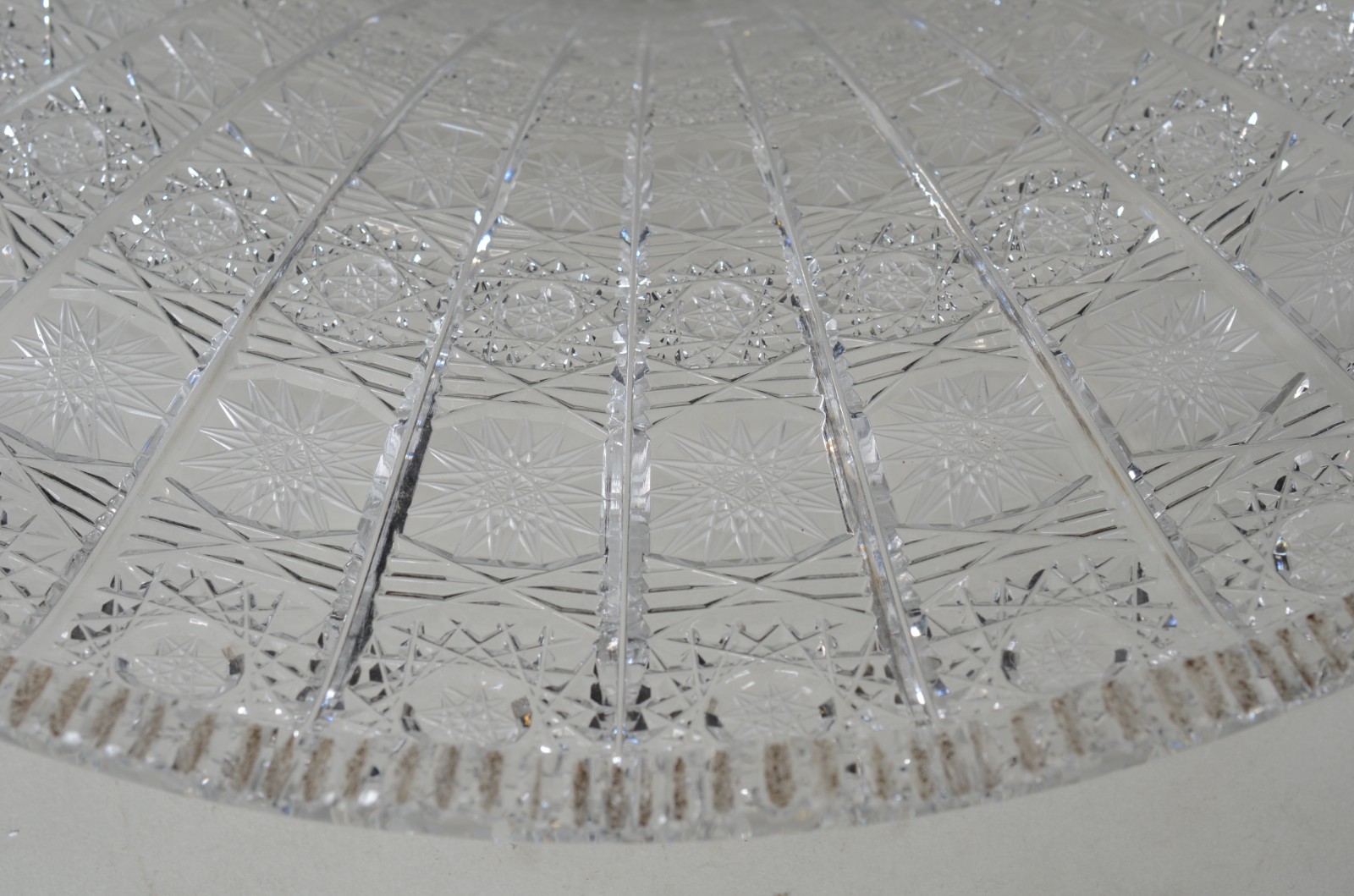 Centro de mesa de cristal tcheco lapidado à mão, borda serrilhada. - foto 6 de 10