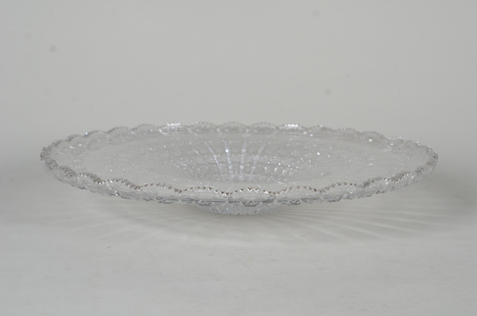 Centro de mesa de cristal tcheco lapidado à mão, borda serrilhada. - foto 7 de 10