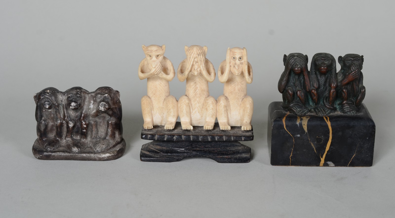 Três esculturas trio de macacos "não falo, não vejo, não ouço", em... - foto 1 de 6