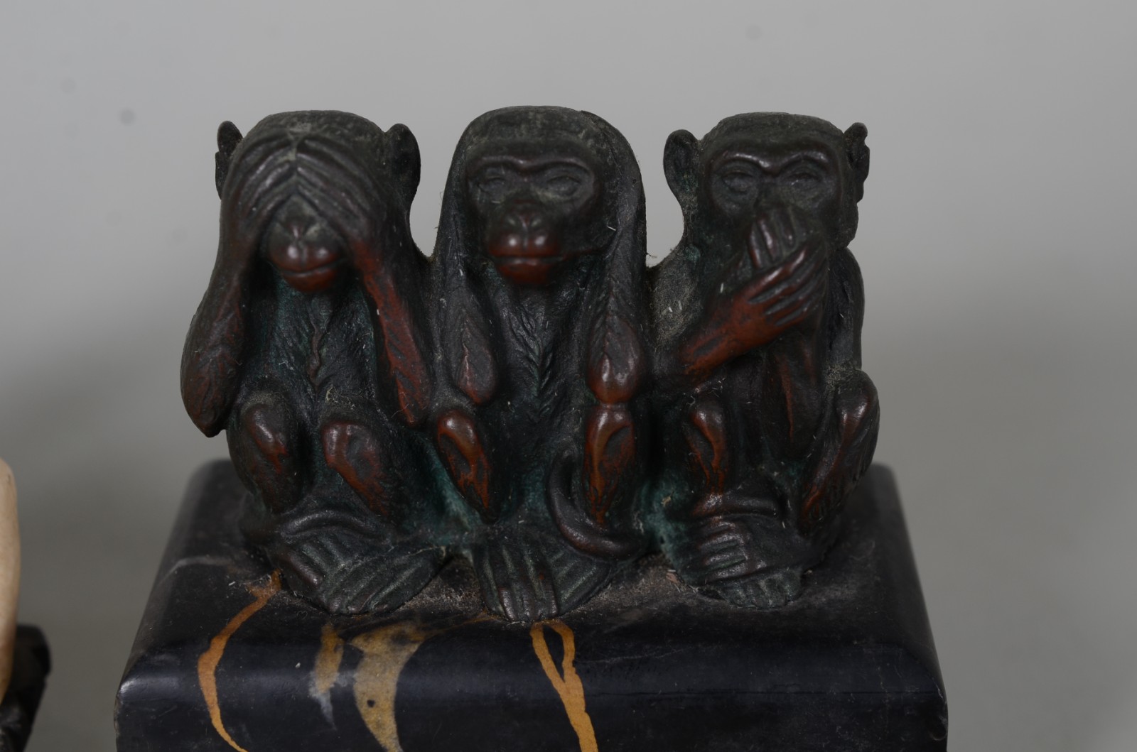 Três esculturas trio de macacos "não falo, não vejo, não ouço", em... - foto 2 de 6