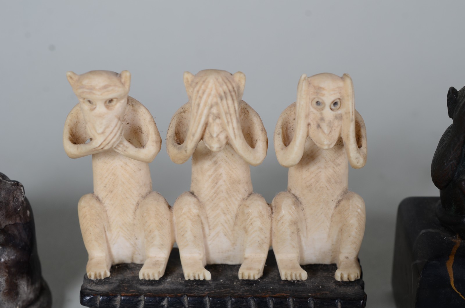 Três esculturas trio de macacos "não falo, não vejo, não ouço", em... - foto 3 de 6