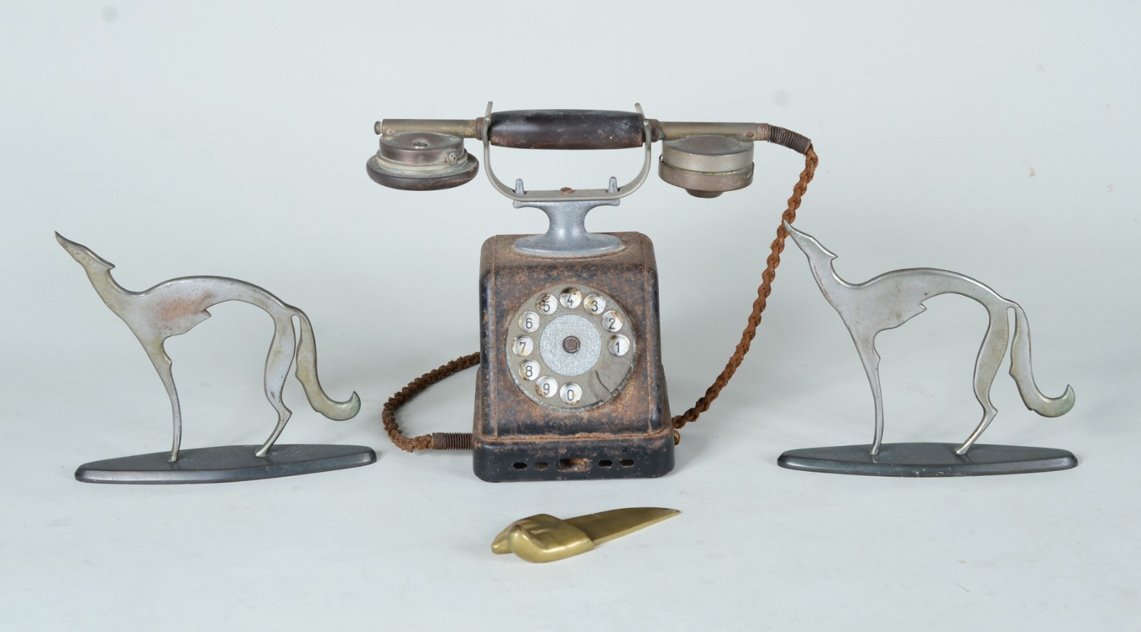 Diversas peças, sendo: par de cachorros de metal, telefone antigo... - foto 1 de 10