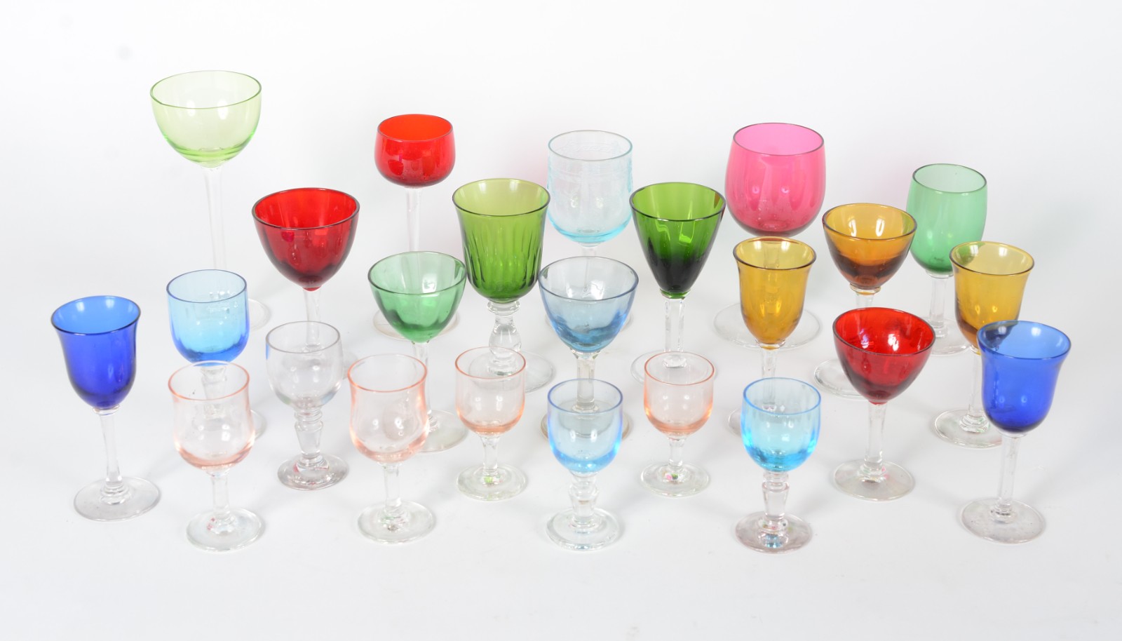 Lote com 24 cálices para licor em vidro de diversos modelos e cores. - foto 1 de 7