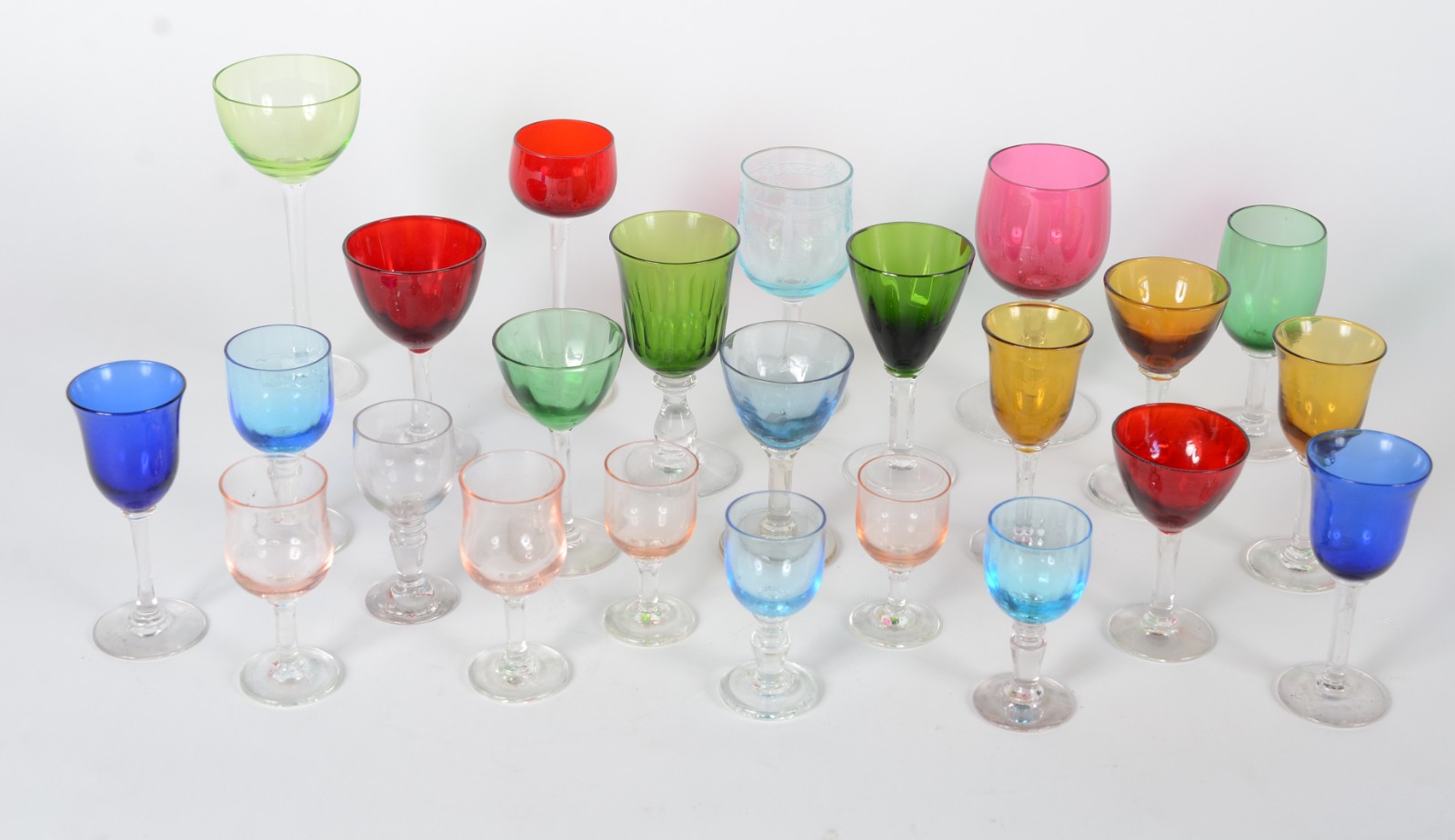 Lote com 24 cálices para licor em vidro de diversos modelos e cores. - foto 2 de 7