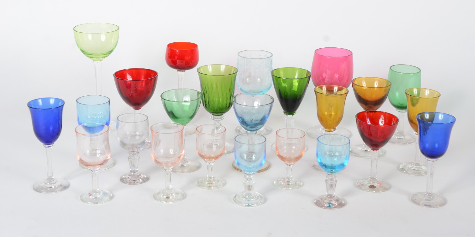Lote com 24 cálices para licor em vidro de diversos modelos e cores. - foto 3 de 7