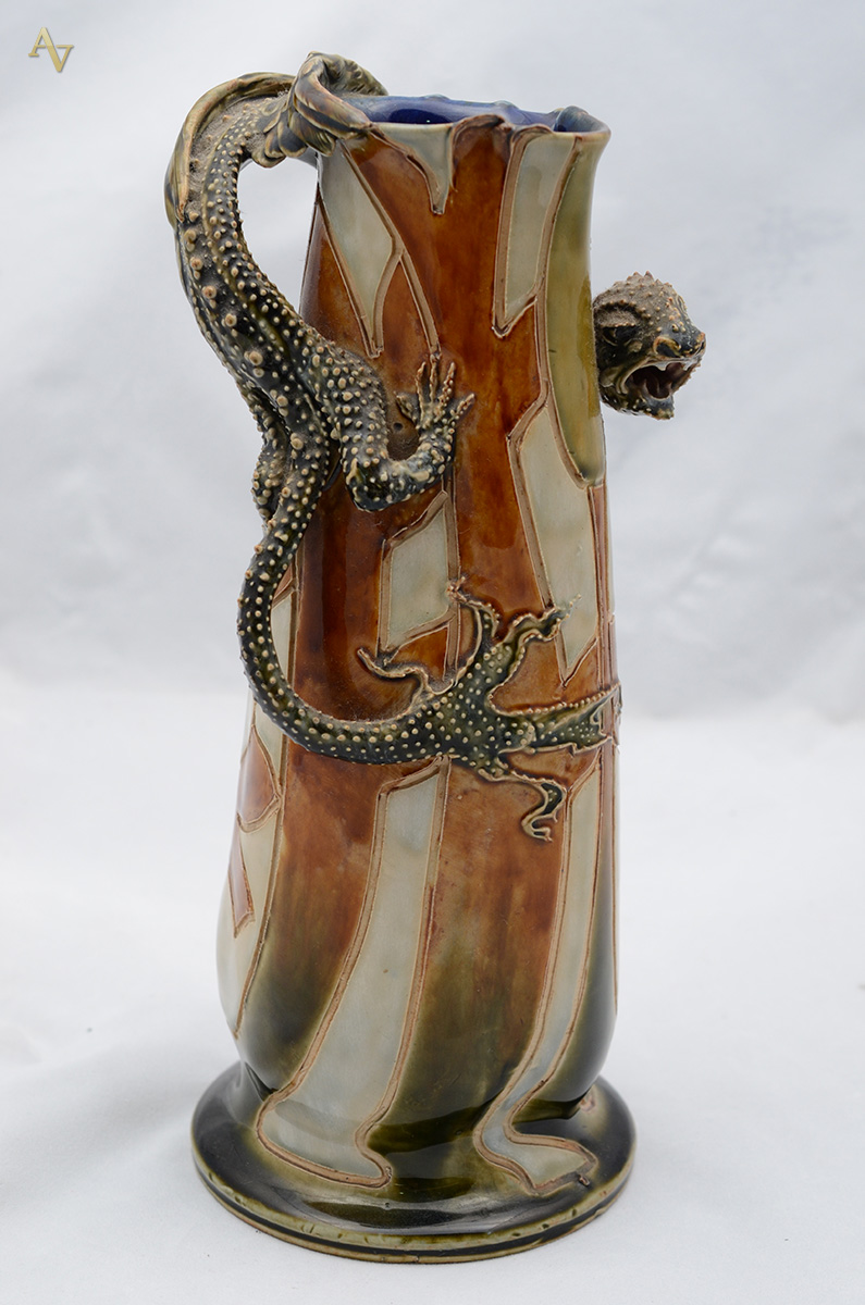 Antigo vaso de faiança vitrificada decorada com dragão, marcas na... - foto 2 de 2