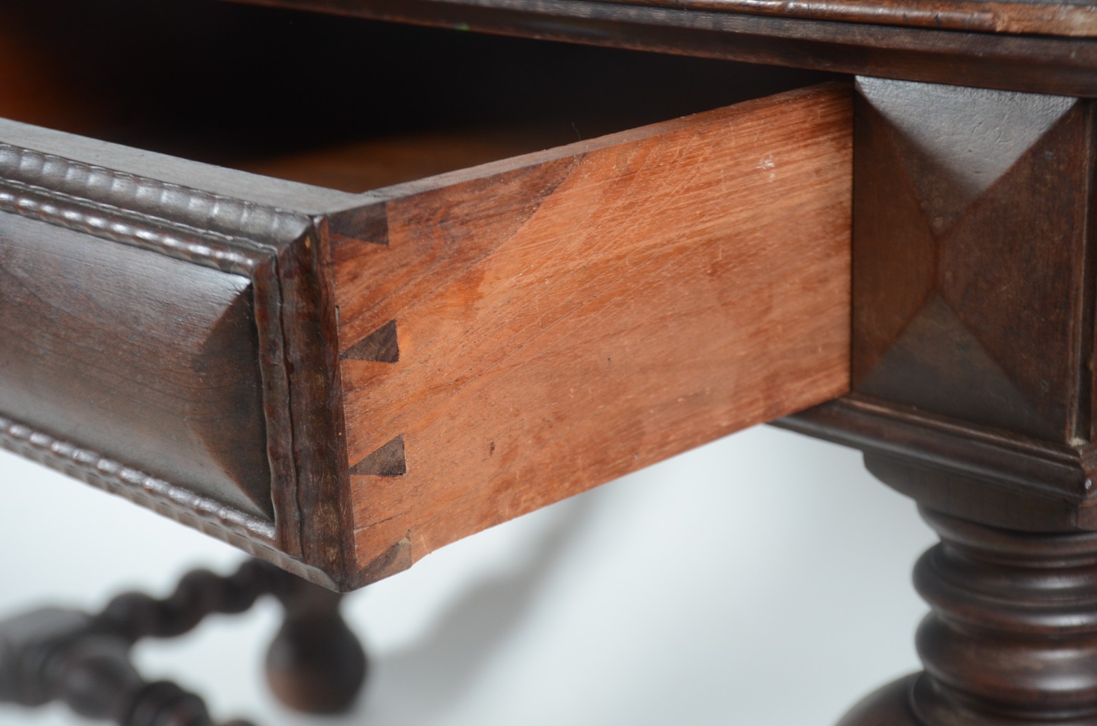 Mesa de escritório de madeira nobre, tampo retangular com duas... - foto 2 de 11