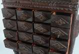 Móvel contador de madeira trabalhada com 16 gav... - Móvel contador de madeira trabalhada com 16 gavetas, saia com frisos e pinos torneados. Pernas em hastes retorcidas feito "serpentinas" ligadas ...