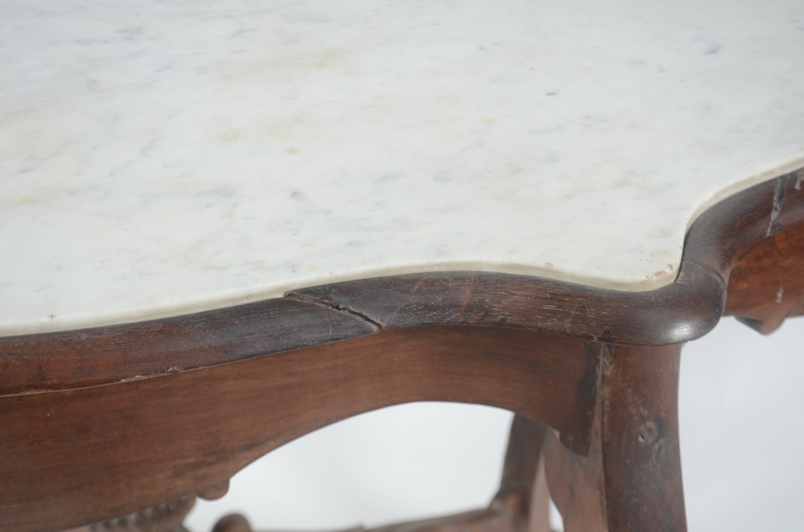 Mesa de apresentação de madeira nobre, estilo Luis Felipe, tampo de... - foto 4 de 6