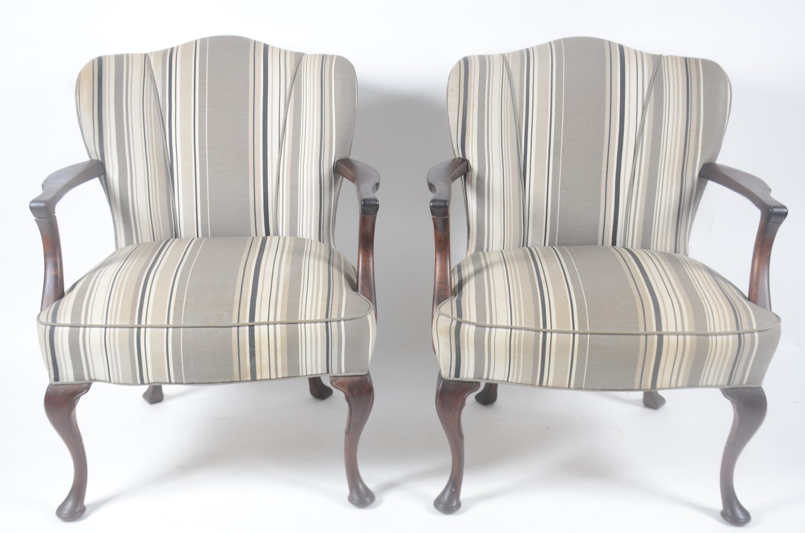 Conjunto de sofá e par de cadeiras com braços de madeira nobre... - foto 2 de 7