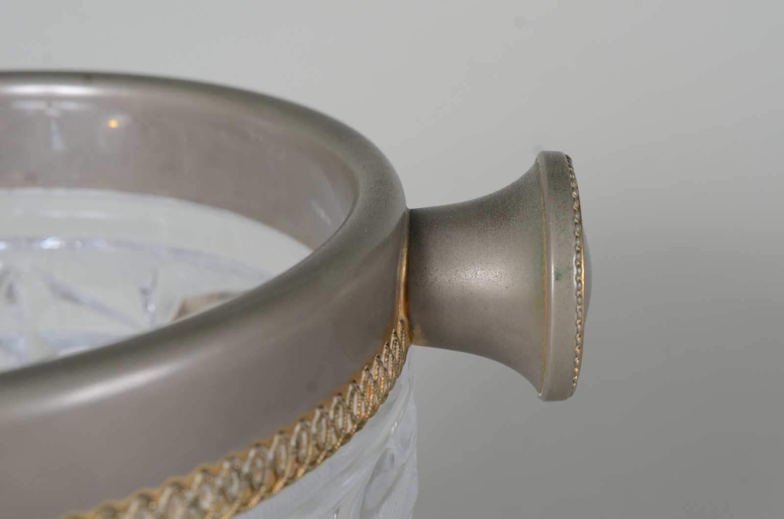 Balde de gelo em grosso cristal lapidado com borda de metal fosca... - foto 3 de 6