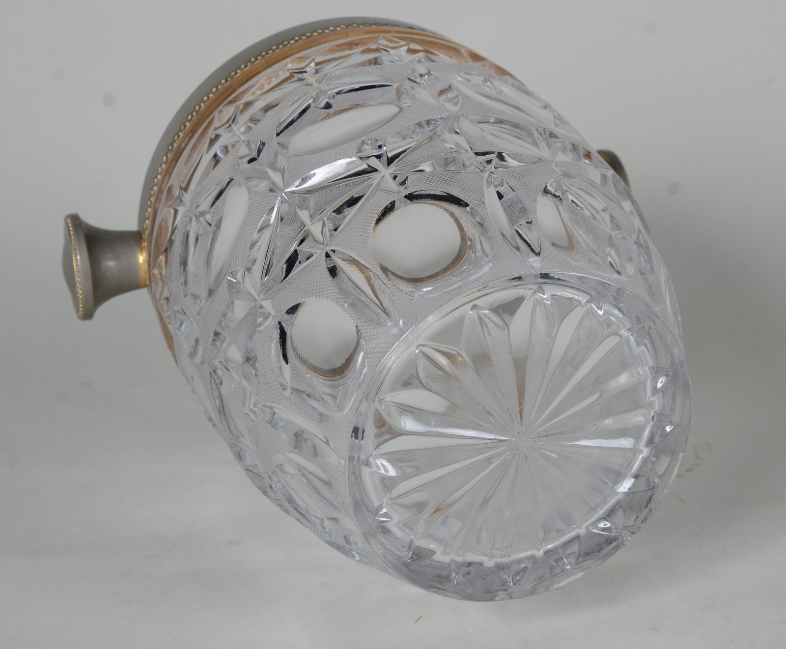 Balde de gelo em grosso cristal lapidado com borda de metal fosca... - foto 6 de 6