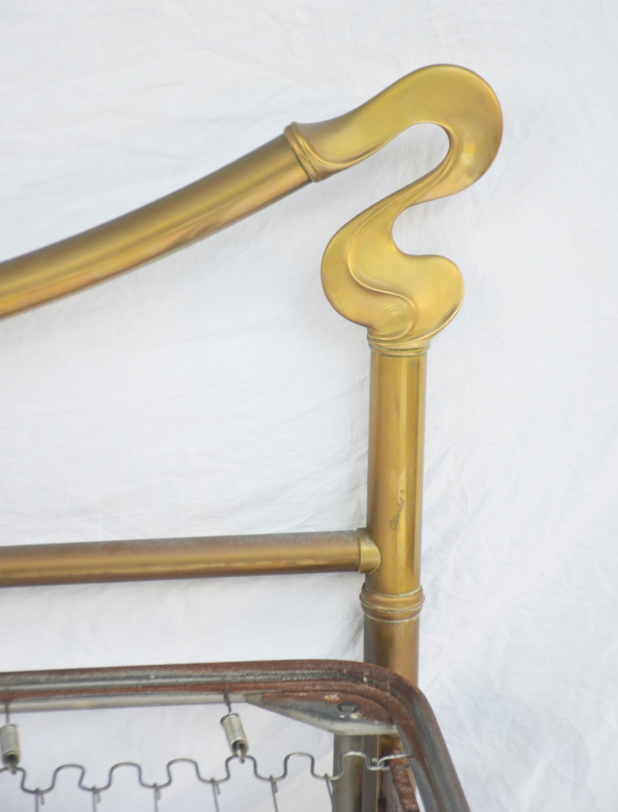 Cama de casal de metal dourado no estilo Art Nouveau, estrado de... - foto 3 de 10