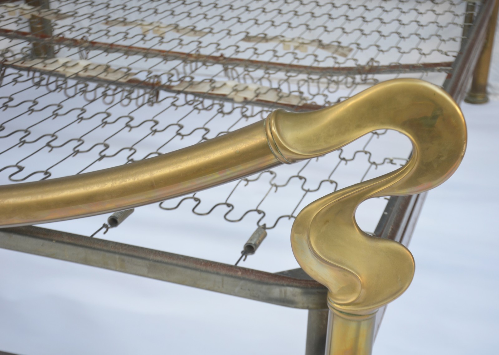 Cama de casal de metal dourado no estilo Art Nouveau, estrado de... - foto 4 de 10