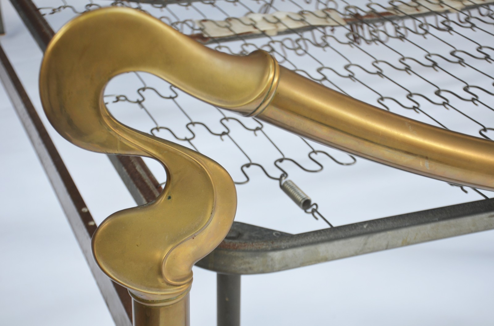 Cama de casal de metal dourado no estilo Art Nouveau, estrado de... - foto 5 de 10