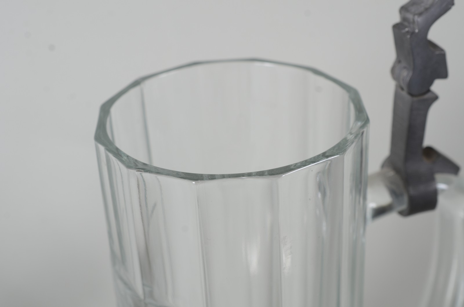 Duas peças de cristal/vidro, sendo: Tankard com tampa de pewter... - foto 6 de 11