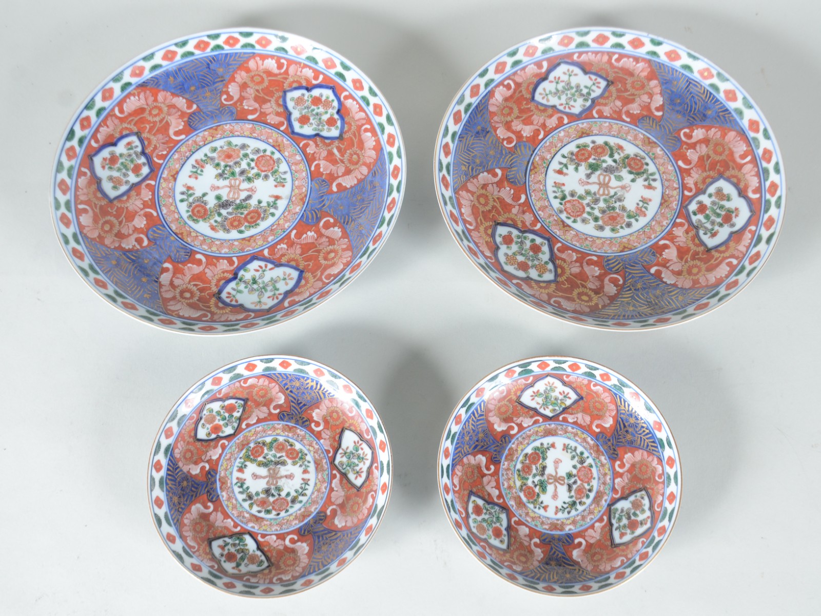 Quatro pratos de porcelana oriental Imari, sendo 2 maiores e 2... - foto 1 de 8