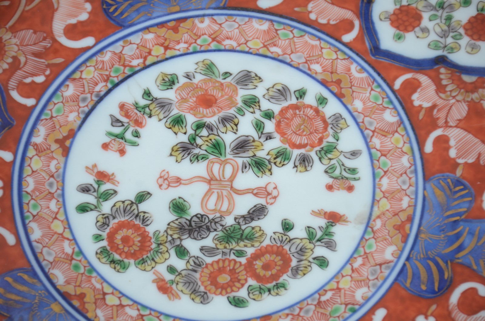 Quatro pratos de porcelana oriental Imari, sendo 2 maiores e 2... - foto 2 de 8