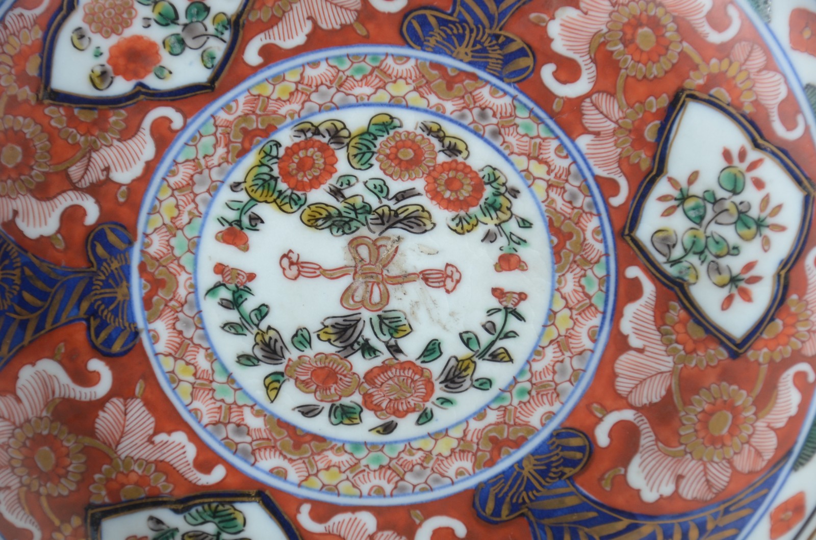 Quatro pratos de porcelana oriental Imari, sendo 2 maiores e 2... - foto 3 de 8