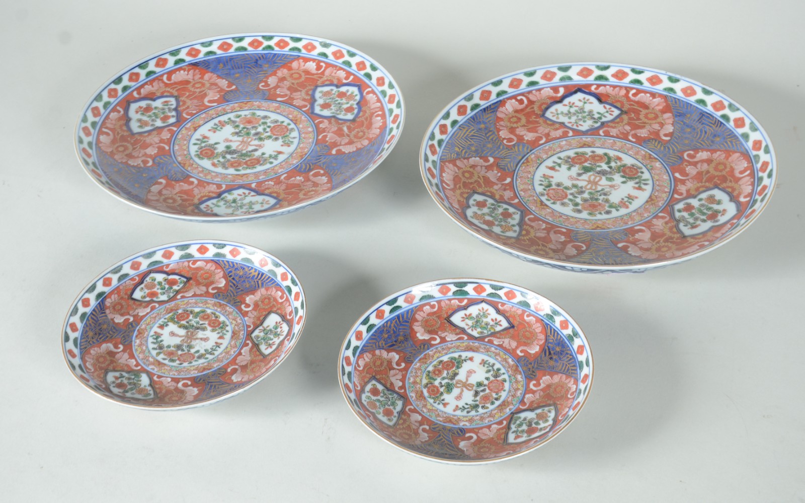 Quatro pratos de porcelana oriental Imari, sendo 2 maiores e 2... - foto 4 de 8