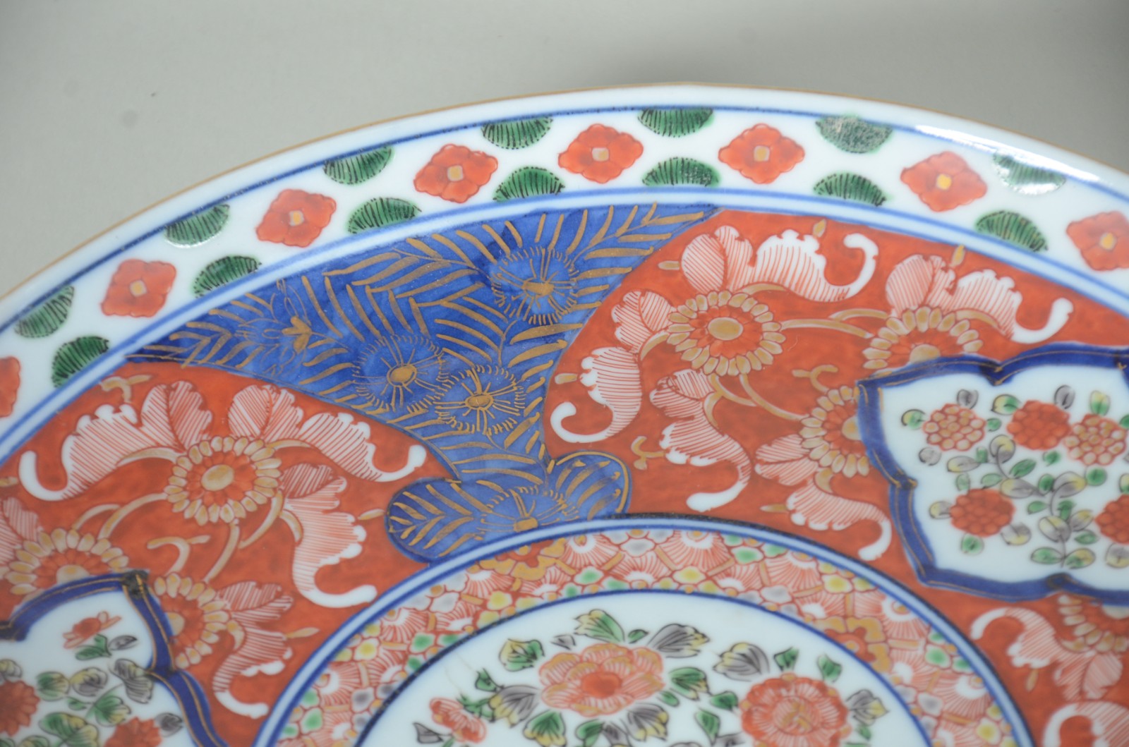 Quatro pratos de porcelana oriental Imari, sendo 2 maiores e 2... - foto 5 de 8
