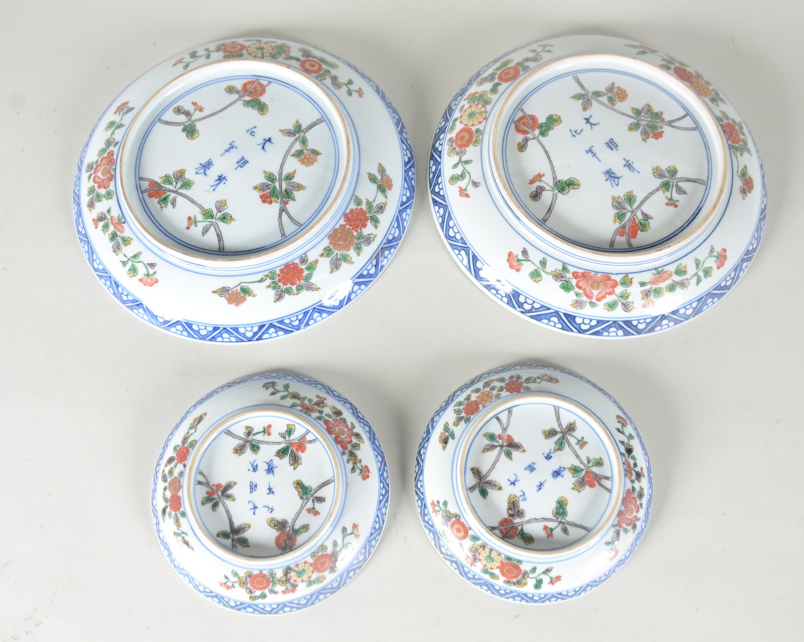 Quatro pratos de porcelana oriental Imari, sendo 2 maiores e 2... - foto 6 de 8