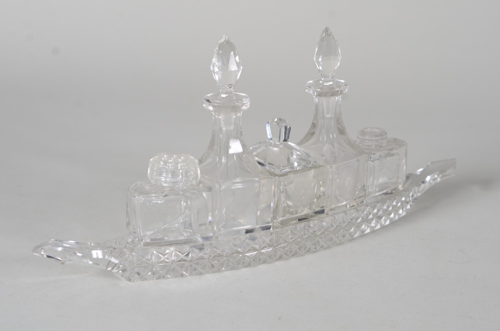 Galheteiro de cristal europeu na forma de navete, com cinco peças e... - foto 2 de 9
