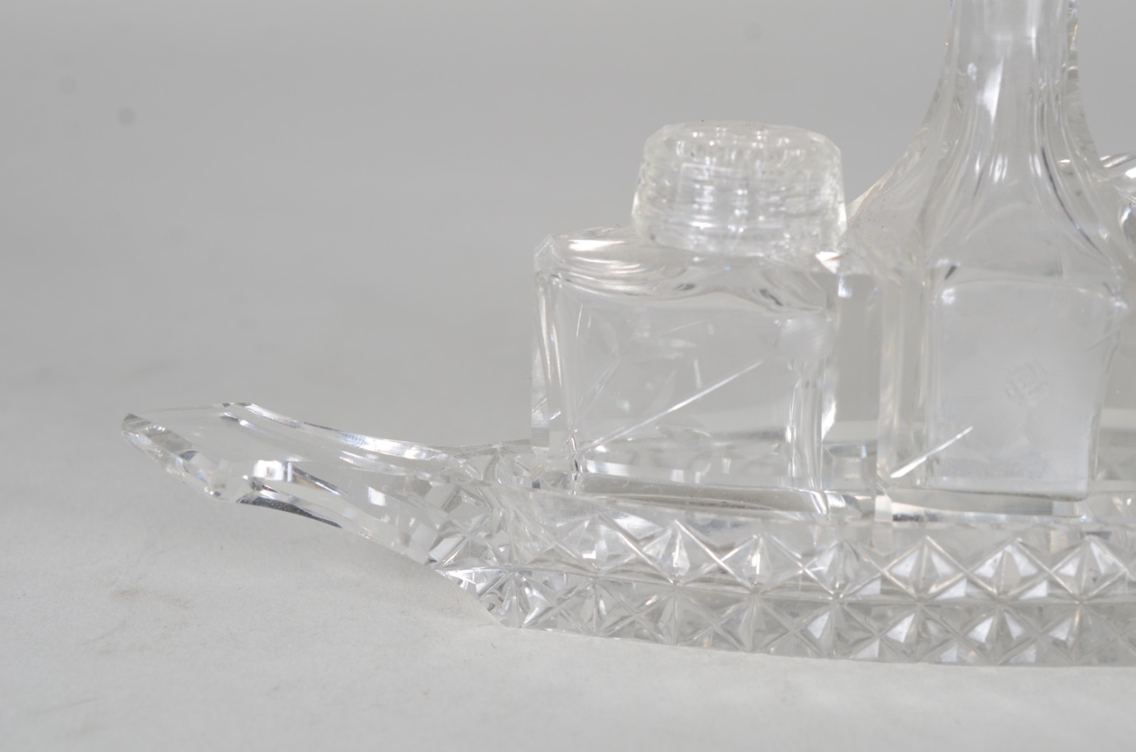 Galheteiro de cristal europeu na forma de navete, com cinco peças e... - foto 5 de 9