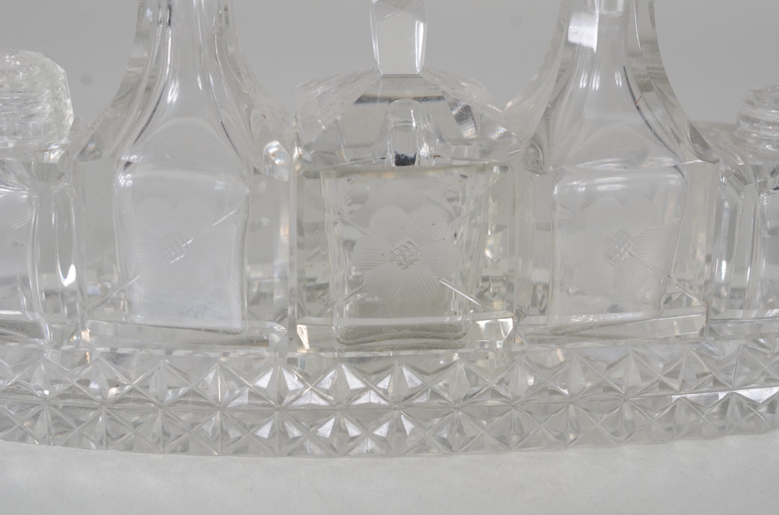 Galheteiro de cristal europeu na forma de navete, com cinco peças e... - foto 6 de 9