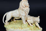 Grupo escultório de porcelana representando Leõ... - Grupo escultório de porcelana representando Leões ( falta uma orelha)  
