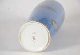 George Jones & Sons crescent,  - Vaso de porcelana inglesa decorada com ave do paraíso em policromia sobre fundo azul e frisos dourados. Marca na base.
