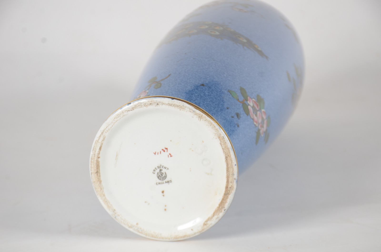 Vaso de porcelana inglesa decorada com ave do paraíso em policromia... - foto 7 de 8