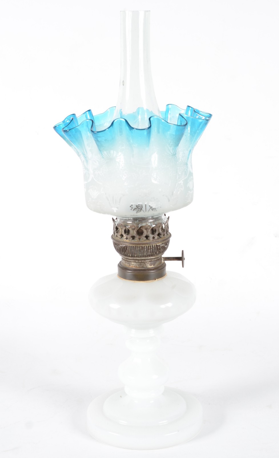 Lampião de opalina branca, manga de cristal lavrado com borda feitio... - foto 1 de 10