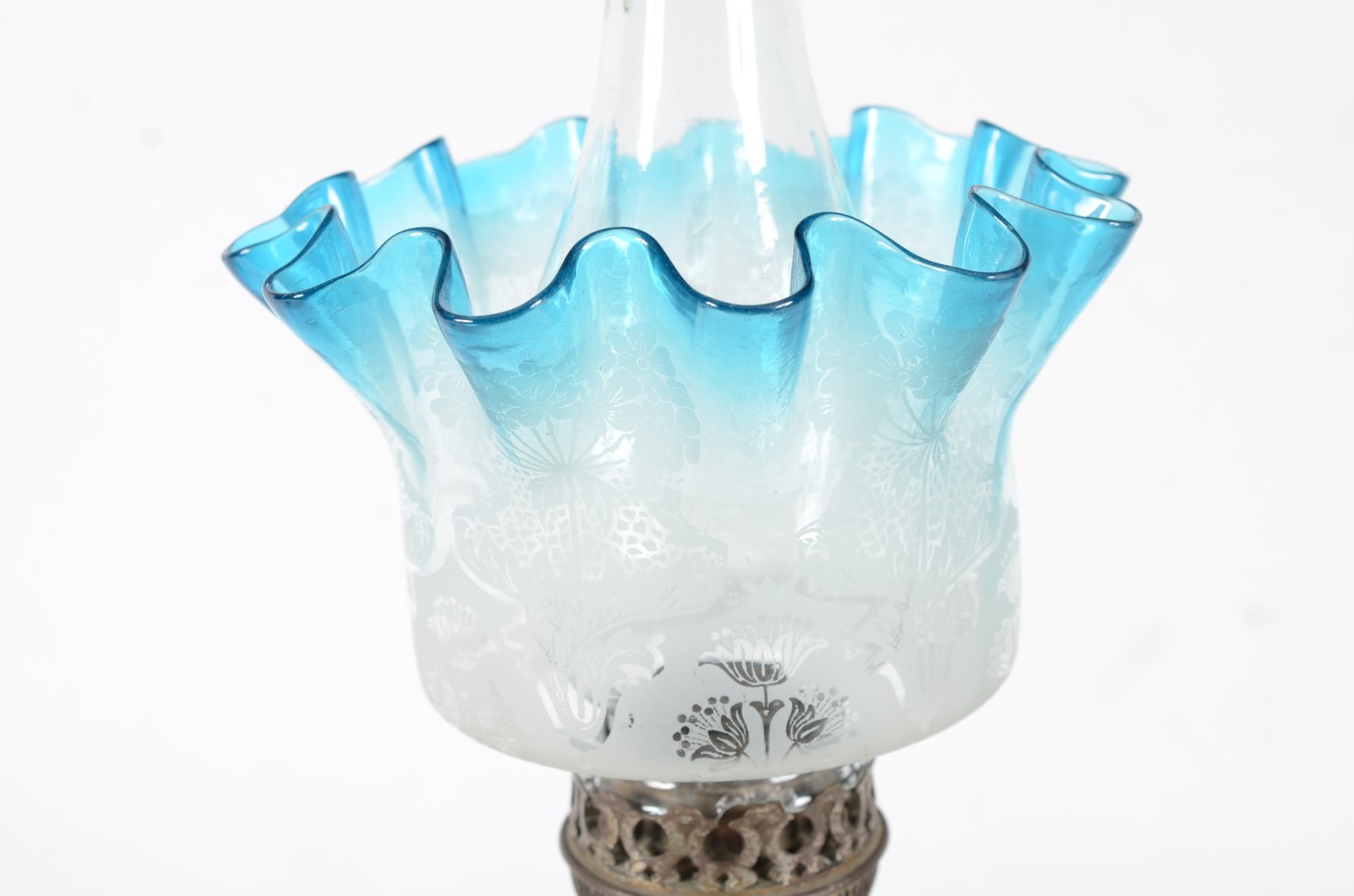 Lampião de opalina branca, manga de cristal lavrado com borda feitio... - foto 2 de 10