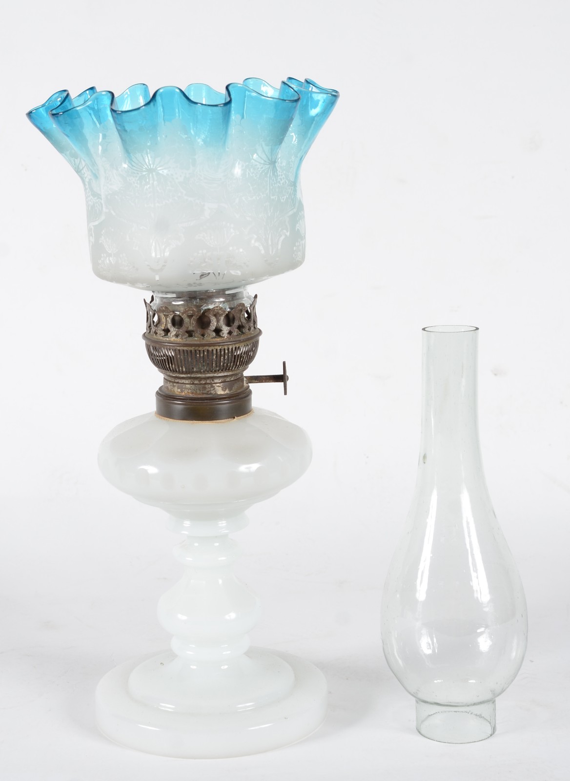 Lampião de opalina branca, manga de cristal lavrado com borda feitio... - foto 5 de 10