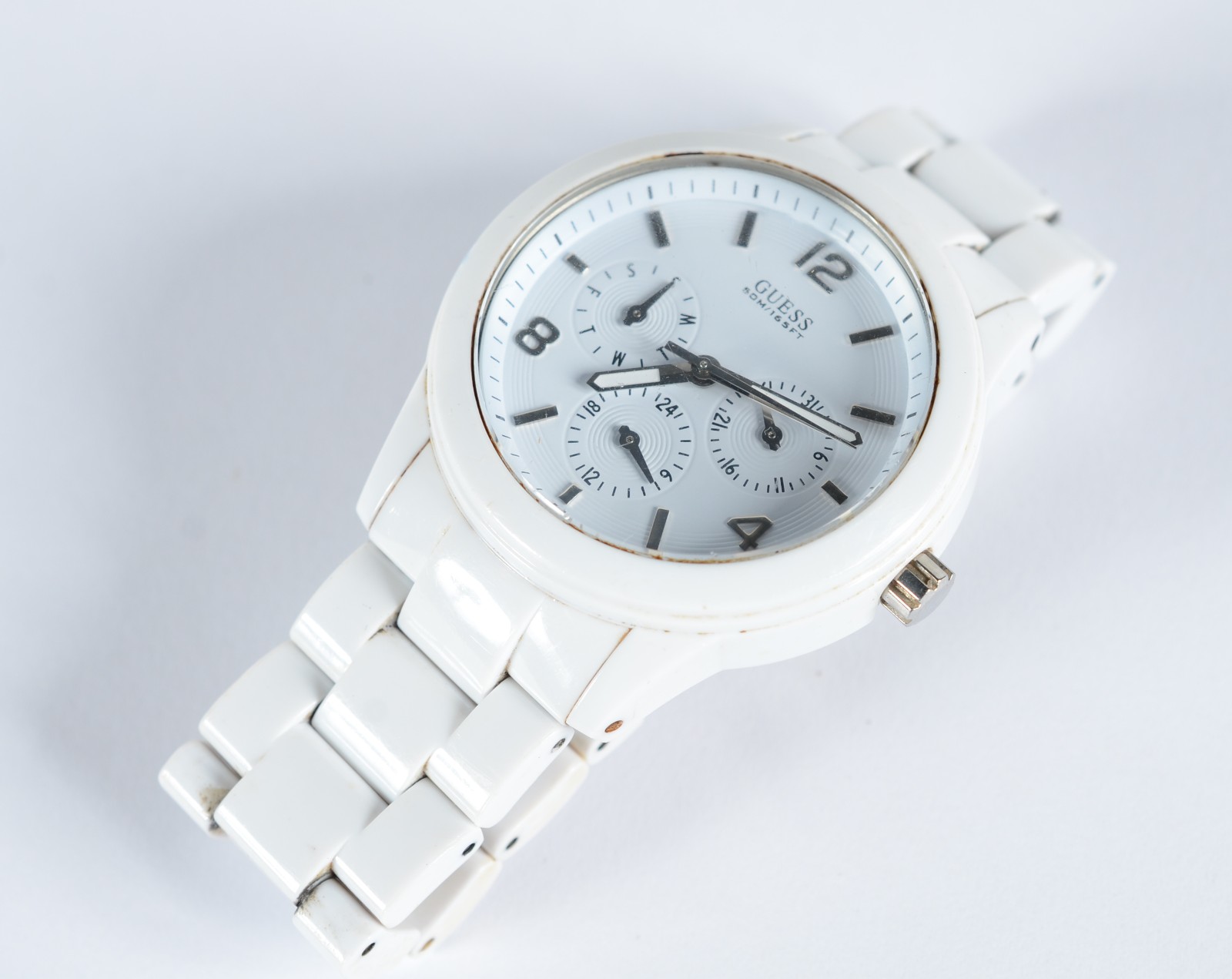 Relógio branco feminino, á quartz. Máquina parada. - foto 1 de 11