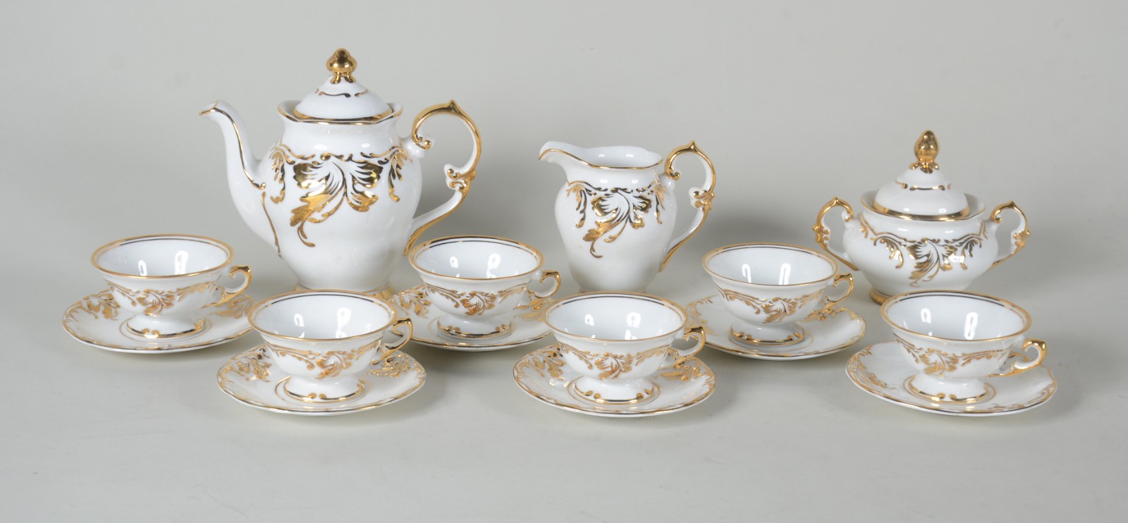 Serviço de café de porcelana Mauá branca com guirlandas em dourado... - foto 1 de 8