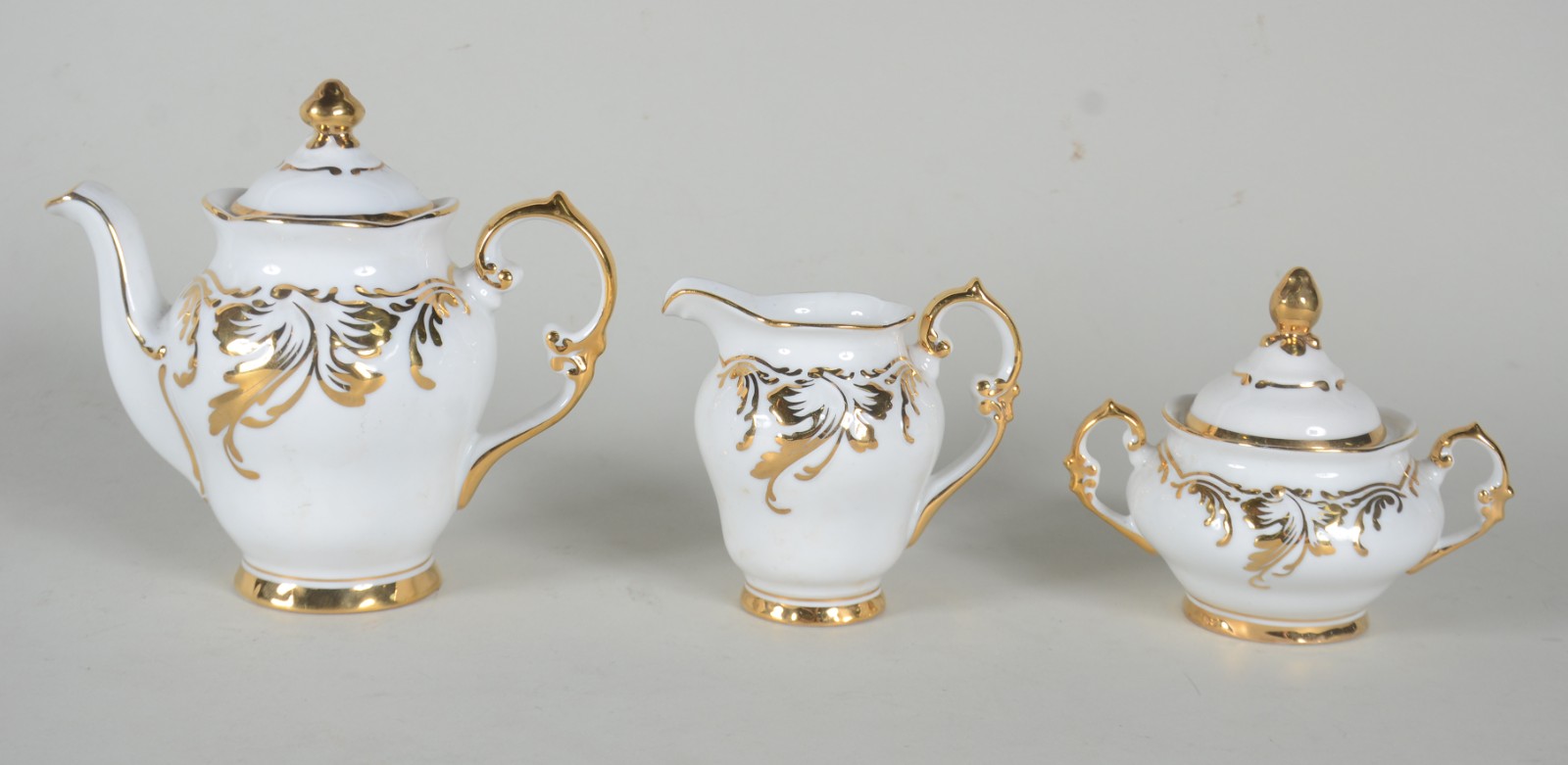 Serviço de café de porcelana Mauá branca com guirlandas em dourado... - foto 2 de 8
