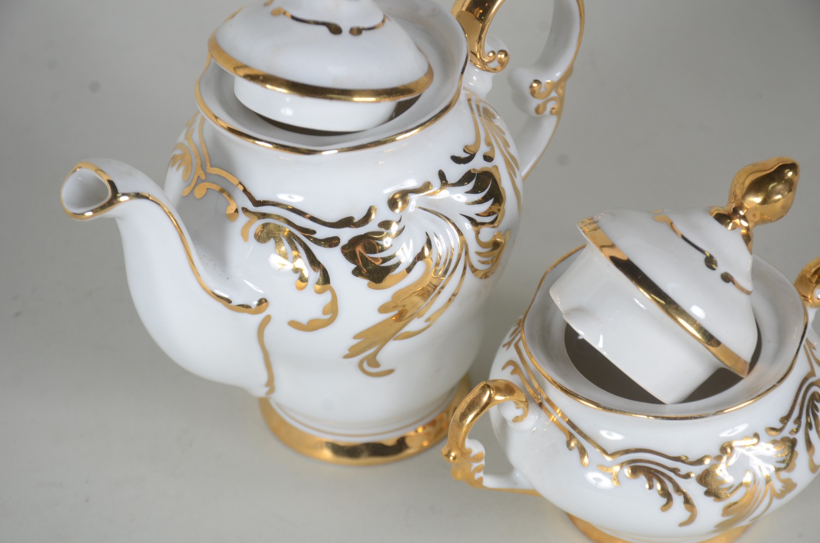 Serviço de café de porcelana Mauá branca com guirlandas em dourado... - foto 3 de 8