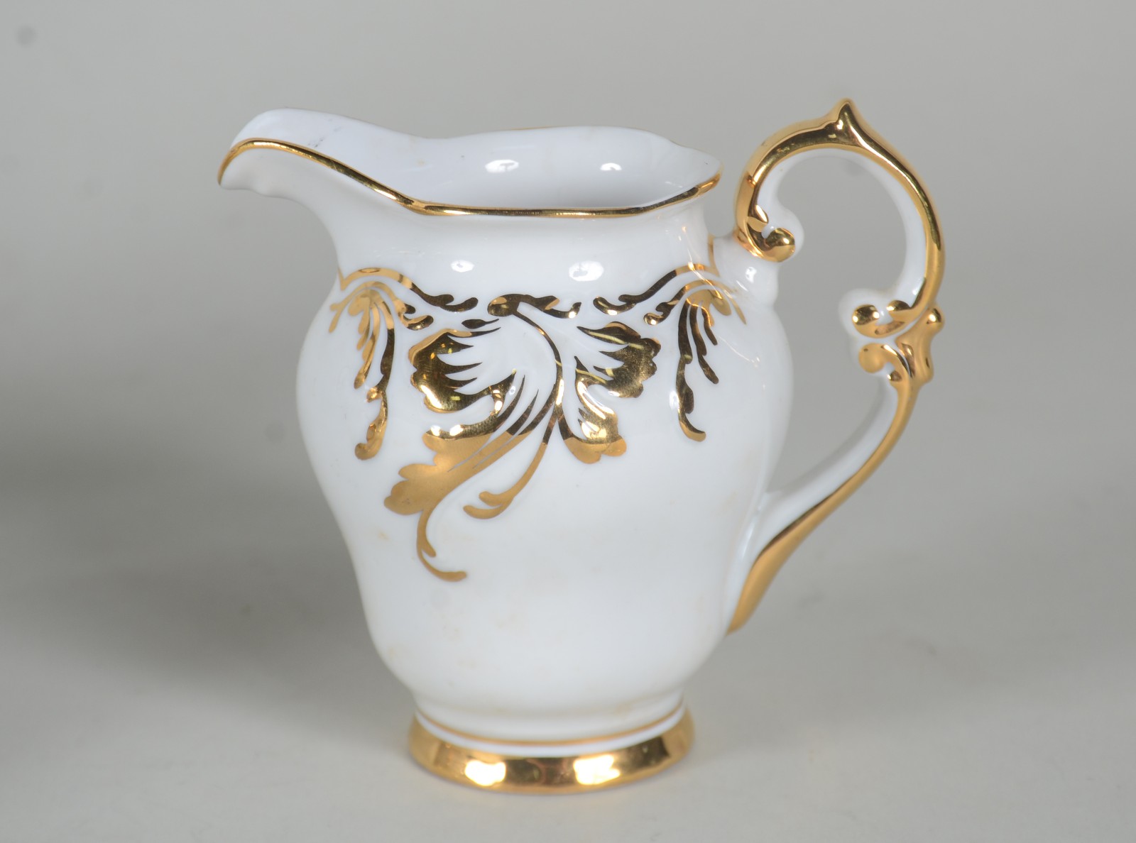 Serviço de café de porcelana Mauá branca com guirlandas em dourado... - foto 4 de 8