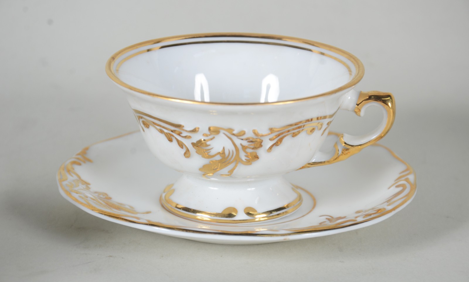 Serviço de café de porcelana Mauá branca com guirlandas em dourado... - foto 5 de 8