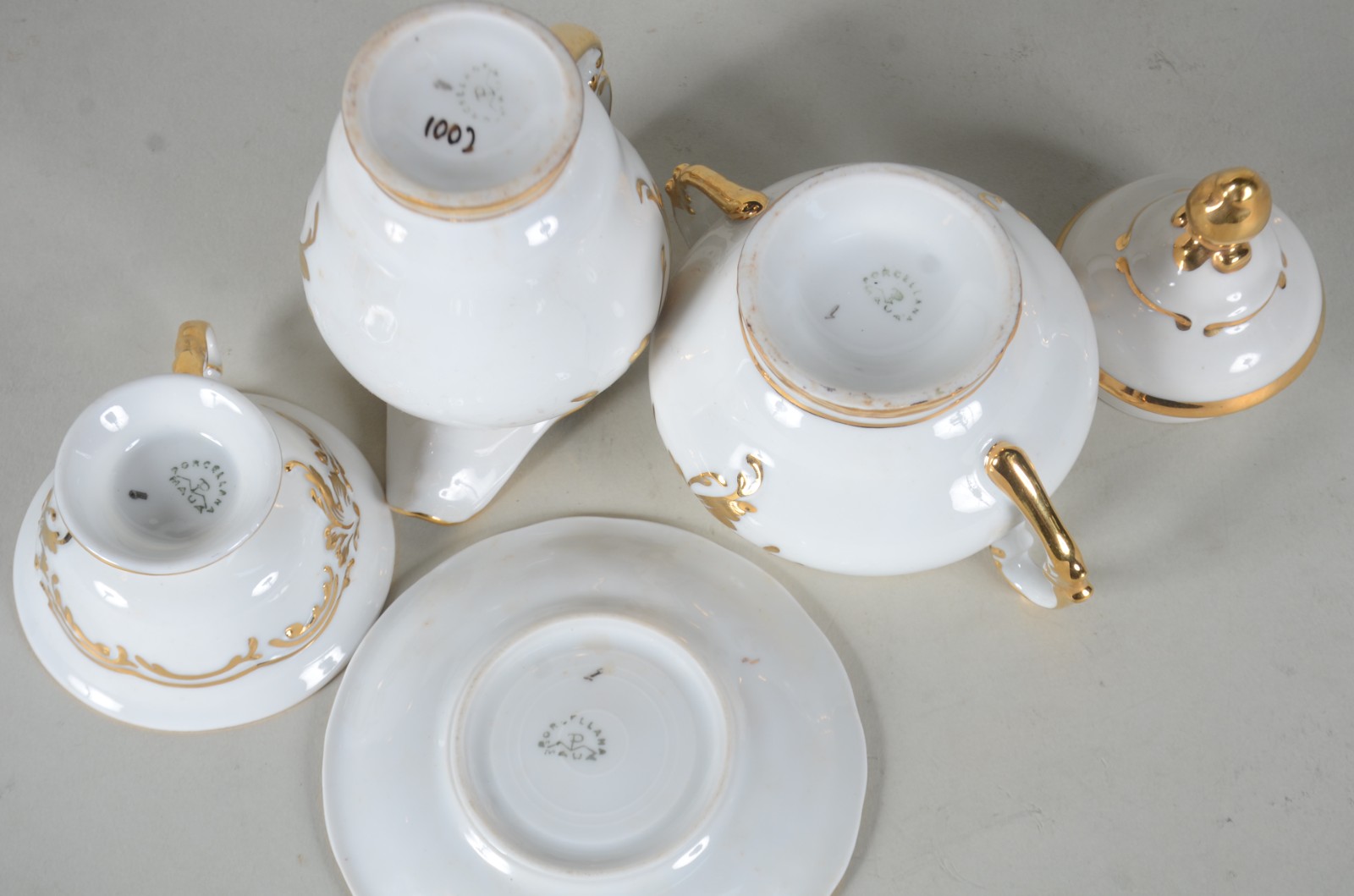 Serviço de café de porcelana Mauá branca com guirlandas em dourado... - foto 6 de 8