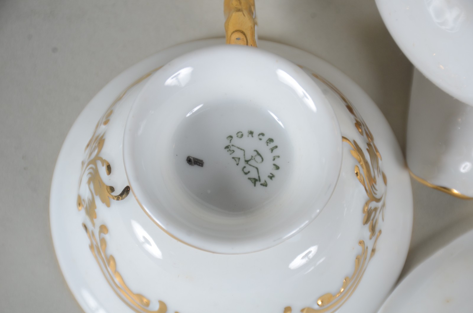 Serviço de café de porcelana Mauá branca com guirlandas em dourado... - foto 7 de 8