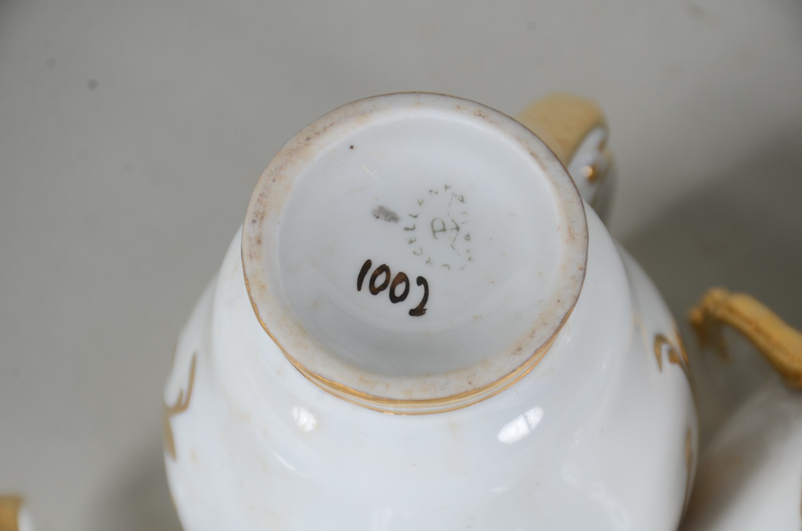 Serviço de café de porcelana Mauá branca com guirlandas em dourado... - foto 8 de 8