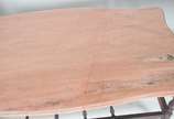 Conjunto com 3 mesas de madeira nobre, sendo um... - Conjunto com 3 mesas de madeira nobre, sendo uma de centro e par de laterais, parte inferior com hastes torneadas. Tampos de mármore, dois deles...