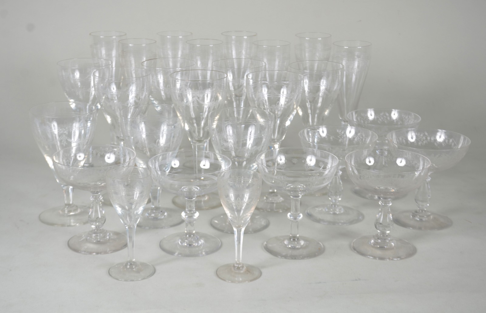 Serviço de cristal francês lavrado, composto de: 8 flutes para... - foto 1 de 6